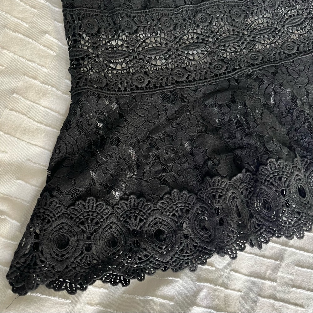 Black Lace Peplum Sleeveless Top - Picture 3 of 8